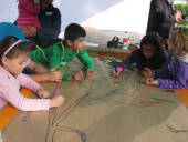 Kinder aus dem Aegelmattquartier in Pratteln/BL halten ihre Kommentare und Ideen für ihr Quartier auf einem Quartierplan fest.